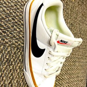 Women’s Nike sneakers. Size 7.5